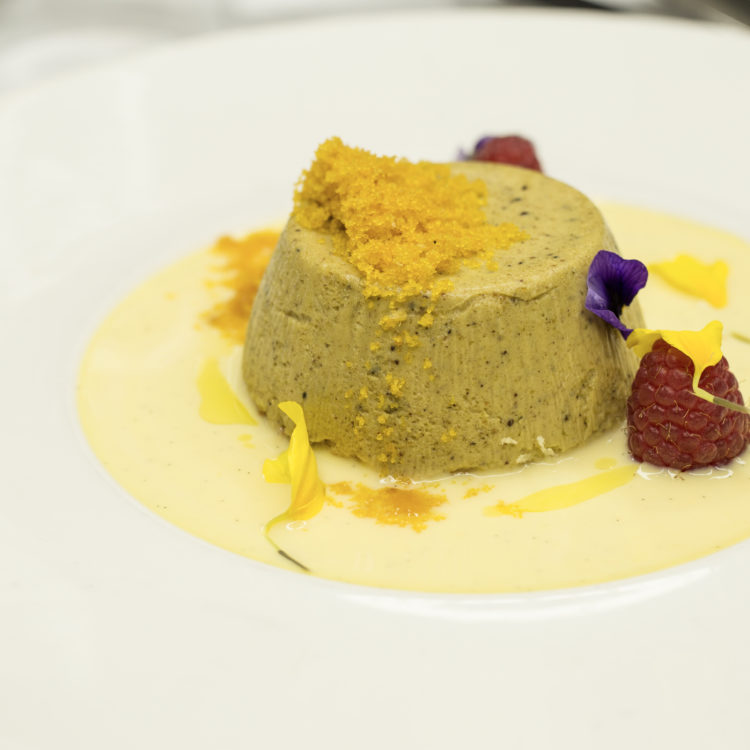 Dolce cremoso al pistacchio con bottarga di muggine, lamponi e cioccolato